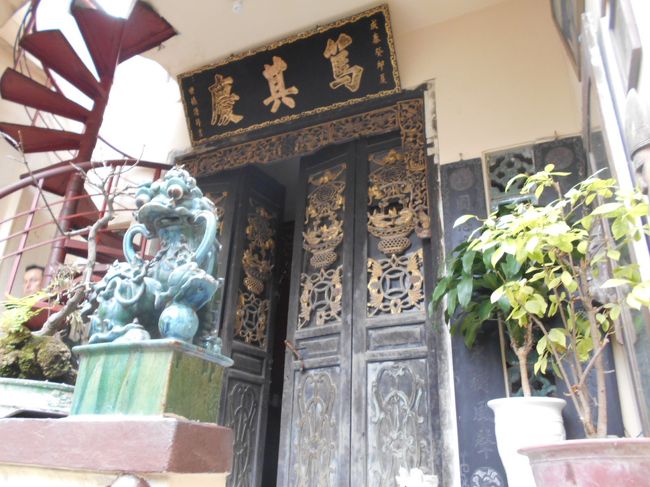 まず、階段を上がると<br />こんな重々しい中国風の扉。<br /><br />でも、ここは入れないみたいだし、<br />入る気もないけどね。
