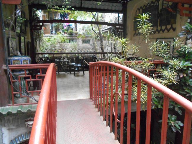 ２階で腰を下ろせるのは<br />ホアンキエム湖とは反対側のこの席みたい。<br /><br />もっと、上に行ってみよう。