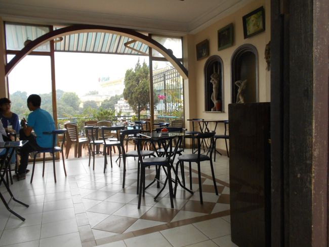 ３階に到着。<br />落ち着いた雰囲気ではあるが<br />階段はまだ続いてる。<br />これは、最上階まで行くしかないでしょ。