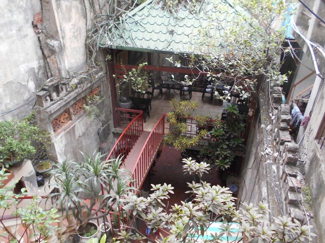 上から下を覗くと、こんな感じ。<br />けっこう高い。