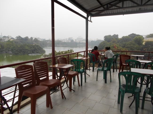 最上階は４階でした〜。<br />けっこう、そっけない感じ。<br />屋上に、申し訳程度の屋根をつけただけのような、<br /><br />ホアンキエム湖に一番近い<br />左角の席は、もうひとがいるね。<br />じゃあ、その隣に座ろう。<br />