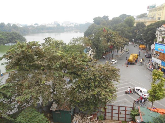 お〜、ロータリーに続く道から<br />ホアンキエム湖から、<br />よく見えるわあ。<br />ちょっと気持ちいい。