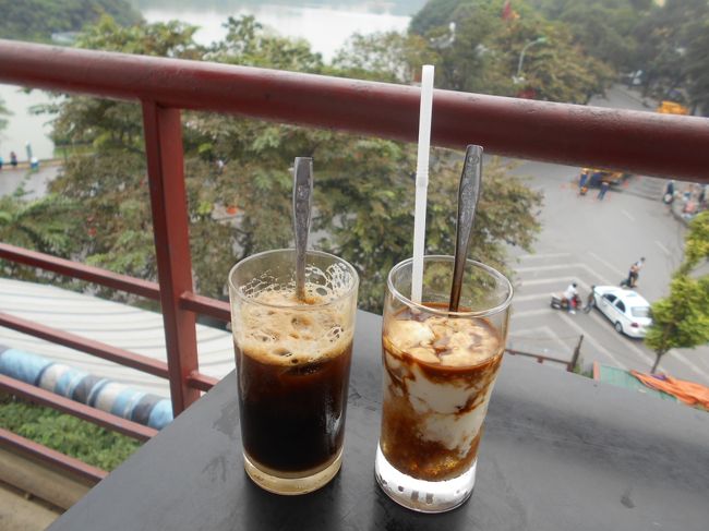 左がカフェ・スアー・ダーで<br />（コンデンスミルク入りのアイスコーヒー）<br />右がスア・チュア・カフェです。<br />（ヨーグルト入りコーヒー）<br /><br />