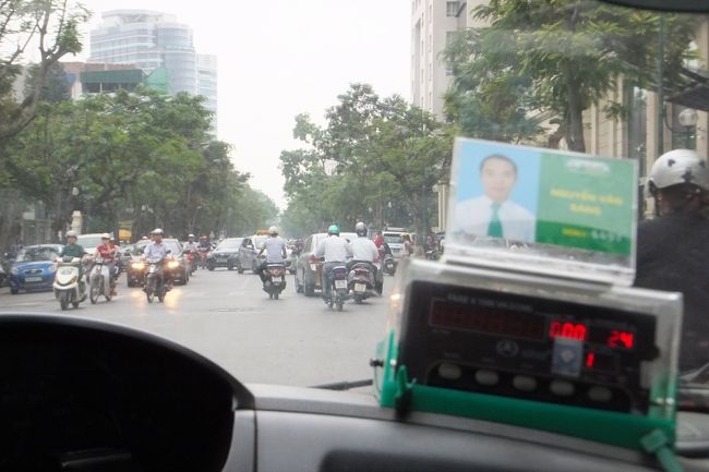 少しホテルで休憩してから<br />タクシーでタイ湖の近くにある<br />レストランに向かいます。<br /><br />初乗りは10,000ドンくらいかな〜。<br />ハノイ駅周辺からタイ湖の手前までだと<br />40,000ドンくらいかな〜。