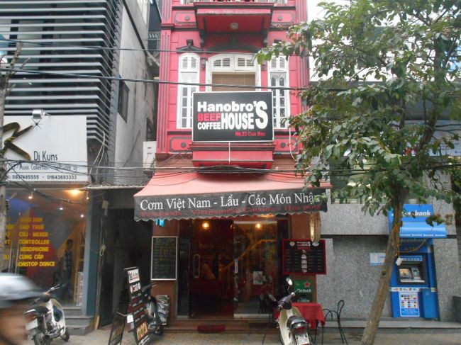 到着しました、Hanobro's House という<br />ステーキなども出すレストランです。<br /><br />もちろん普通のベトナム料理も出してるようですが。