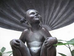 小便小僧ならぬ小便少女、ジャンネケ・ピス像。レストラン街で有名なイロ・サクレ地区にあります。こちらはぐっと新しく、1987年にガン・エイズ撲滅運動を目的として作られたそうです。