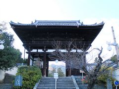 難波でJR線に乗り換え、高田駅で下車。

予定ではどこかの駅で近鉄線に乗り換えるはずでしたが、慣れない路線なので乗り越してしまい、目的地の大和高田駅とは徒歩圏内にあるJRの高田駅で降りることとなりました。

両駅は近いようで案外遠く、乗り換える人は少ないのか道案内の看板などは全くありません。

この感覚は、初めて秋津・新秋津間を歩いた大学時代に感じたものに似ていました。

ともあれレンタカーの営業所にたどり着き、簡単に手続きを済ませて軽自動車で行動を開始。

まず向かうのは當麻寺。

日本に仏教が伝わった当時までその歴史を遡ることが出来るお寺です。

どうやら無料駐車場はない様子なので、近くの民間駐車場へと車を停め、仁王門をくぐって境内へと進みました。