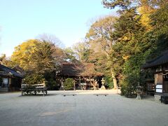 １２月に入れば日の入りも早まるので、午後３時を回ると陽光は既に赤みを帯びて来ます。

次に訪れた廣瀬大社は、先程の龍田大社と同じく崇神天皇の御代の御創建で、記録によると龍田大社より１年早い崇神天皇９年とのこと。

佐保川・初瀬川などの合流地点である鎮座地にはかつて水足池という沼地が広がっていましたが、里長の廣瀬臣藤時に神託が下り、一夜にして陸地へと変化したことから、詔によって水の神を祀る社が建てられたのでした。

主祭神は若宇加能売命は、神宮外宮の御祭神である豊宇気比売大神や、お稲荷様として信仰される宇加之御魂神と同一と考えられます。