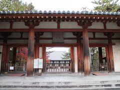 奈良の市街地へ向かう道路は、渋滞が発生していました。

唐招提寺は必ず訪れると決めており、あわよくば薬師寺にも参拝できればと考えていましたが、唐招提寺にすら受付時間内に到着出来るかも微妙です。

回り道はないものかとナビゲーションの地図を頼りに脇道に逸れたりするのですが、かえって時間を浪費してしまう結果となり、観念して大通りを行くことにしました。

やがて暗さは増し、多くの車がライトを点灯し始める頃、ようやく唐招提寺の駐車場に到着。

受付時間にはかろうじて間に合いましたが、駐車場に停めてある車は数えるほどしかなく、拝観できる時間は１時間もないため、かなり速足で境内を廻ることになりそうです。

南大門に設けられた受付の入口は閉じられ、拝観料を納めると出口の方から通されたのでした。