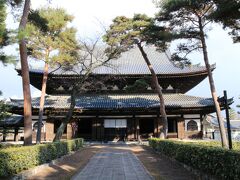 １０時の拝観時間に合わせ、次に鳴き龍で有名な相国寺へと向かいました。

相国寺は御所のすぐ北側に位置する臨済宗相国寺派の総本山で、京都御所に匹敵する広大な敷地を有します。

日本を二分したいわゆる南北朝時代に終止符をうった足利義満公は、左大臣にまで登りつめたのを機に、春屋妙葩らと相談して京都に禅宗の寺を新たに開くことを決め、後小松天皇の勅許を得て工事に取り掛かりました。

義満公自身ももっこを担いで作業に携わったということですから、この事業に対する熱意の程も理解できます。

初代住職には春屋妙葩の師である夢窓疎石がつき、明徳３年に完成したのでした。

当時の京都では五山と呼ばれる特別に格の高い寺院が決められていましたが、武家出身の義満公はこの新しい禅寺を五山に指定するために、南禅寺を更に上格の別格としてたてまつったことで、相国寺は五山の地位を得ることが出来たのでした。