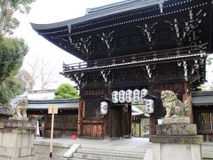 気を取り直し自転車に乗って向かったのは、相国寺の北に鎮座する御霊神社。

相国寺の全盛期には境内は接していたとのことですが、今は何区画かの住宅地を越えて行かなければなりません。

しかし地図で確認せずとも、鎮守の森はすぐに目に入りました。

別な場所に鎮座する下御霊神社と区別するため、上御霊神社と呼ばれています。