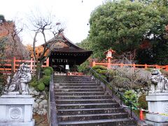 しばらく続いた戦国の世も、織田信長公の出現によって次第に終息へと向かうのですが、志半ばにして信長公が倒れると、その遺志を継ぐことになる秀吉公は正親町天皇の勅許によって、船岡山に信長公の御魂を祀ることにしたのでした。

平安時代の船岡山は鳥部野などに並ぶ埋葬地でしたが、おそらく秀吉公はそれとは関係なく、京の守護神として信長公をここに祀ろうとしたのではないでしょうか。

明治２年、明治天皇から建勲神社の神号を賜って創建され、明治８年に社殿が造営されます。

更に１３年には織田信忠公を配祀し、４３年に本殿を現在の鎮座地である船岡山山頂へと遷座させたのでした。