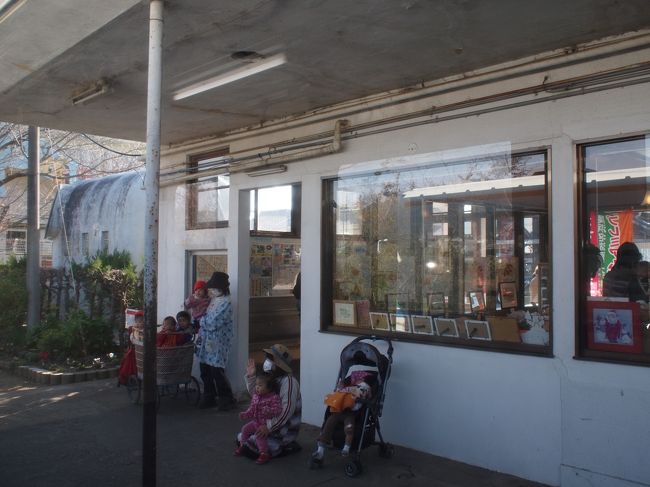 駅舎を使った保育園。<br />思わず手を振ります。