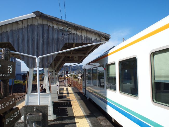 金指駅のホーム。<br />国登録有形文化財です。<br /><br />小さい頃見たことがあるような木造の屋根。