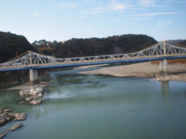 天竜川の鉄橋。<br /><br />岩がごつごつした川面は風情があります。