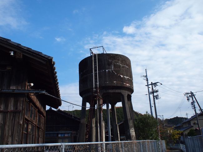 コンクリート製の給水塔。<br />井戸水を汲み上げて貯水しているそう。<br />かつてはＳＬの給水に使っていましたが、<br />現在は洗車用だそう。