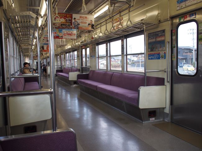 新浜松までの約６割は地平を走るローカル色の強い郊外鉄道。<br />（伊豆箱根大雄山線に似ています）<br />残り４割は高架線を走る単線ですが都市型鉄道になります。<br />変貌振りが面白い！<br /><br />ＩＣ乗車券（PASMOと同じもの）利用が多いですが、<br />無人駅で車掌さんが集札しますので、車内を乗客と一緒に乗っている姿は路面電車みたいな感じもありました。