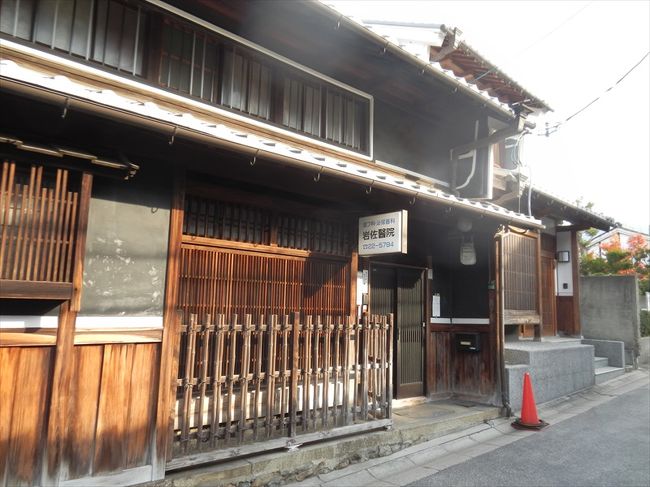 ここの界隈はこんな感じの家ばかりです、