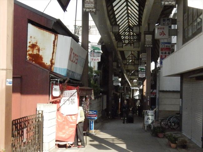 その先はアーケード街になっています、
