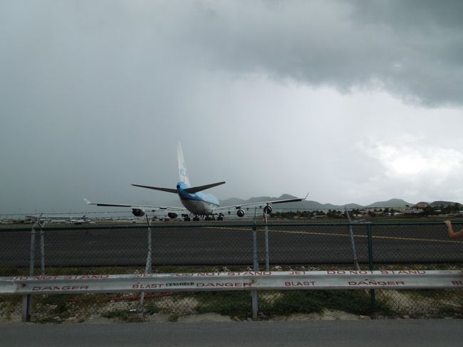 もちろんエンジンの真後ろで（笑）すごかったーーーーーー！<br />そしてKLMはスキポールへ戻って行きました。<br /><br />ちょうどそこで土砂降りになったのでいったん撤退。