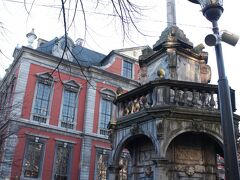 ペロンの噴水。リエージュのシンボルだそう。マルシェの期間中は屋台に紛れて存在感が薄かった。