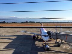 鹿児島空港に到着。鹿児島行きの飛行機は左側の席だと富士山が見れません。
代わりに雲海にくゆる山々、朝日に照らされた海、そして桜島！というドラマチックな光景を見ることができました。