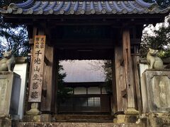 自転車で30分ほど走って猫寺こと生善院観音堂到着。
狛犬ならぬ狛猫？がお出迎え。きちんと阿吽の顔してる。