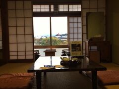 この日の宿は「人吉旅館」さん。
去年立ち寄り湯でお邪魔したときの接客対応がとてもよかったので、今年は宿泊してみることにしました。
三階のお部屋で、球磨川をよく見ることができました。