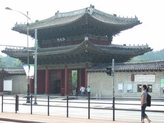 昌慶宮弘化門
昌慶宮は、四代王・世宗が建てた寿康宮を、九代王・成宗が大妃を住まわせるために拡張した宮殿。