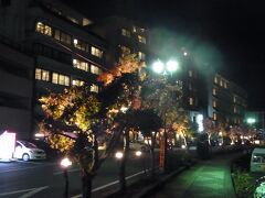 湖畔のホテル街はそれなりににぎわっていた。走っていると女性二人組みに呼び止められた。中国からの観光客のよう。ガイドブックを見せられここに行きたいといわれるが、中国語のガイドブックなので良くわからない。河口湖大橋の向こう側とやっと理解し、英語で会話。タクシー呼んでくれないか、と言われるも番号わからないし、歩いて行っても20分位でいけそうなので、その旨説明。しかし夜７時くらいにこんなところでうろうろするなんて根性あるな。