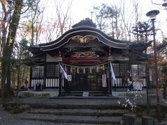 新屋山神社本宮。神殿に入ると、靴を脱ぎ神主さんに御祓いをしていただく。そして榊をお預かりし作法（書いてある）に則りお納めする。そこにはお札が山と詰まれていて、信仰を集めているのが分かる。お参りしている人々の本気度が感じられちょっとビビる。が、これは霊験あらたかだろうと思い直し、野口英世をお供えする（頼むぜ！！）。
金運上昇のお守りを購入したら、クッキーと富士山羊羹をいただいた。
正直謎の神社であった。