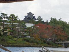 松江城見えました！　見えたのはここだけ。

今回の旅行は、お城が入っていません。私は昔登ったのでかまいません。
自由散策が３０分あるので、その間に行きたい人はダッシュで行ってダッシュで登って帰ってくれば可能だそうです。
実際には６０分の時間がとれたので、お城を見て宍道湖畔のサして遠くない昼食会場にタクシーで向かった頭の良い人がいました。