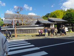 掘割遊覧後、自由行動。
一番近い、小泉八雲記念館へ。

小泉八雲が松江にいたのは、たった１年３ヶ月だったとは！

記念館に入る前は青空だったのに、帰りは雨が降ってきてしまいました。
