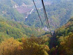 麓の仙娥滝駅から山頂のパノラマ台まで約５分の空中散歩♪

紅葉の見ごろにはまだちょっと早いだろうと思っていましたが、ロープウェイの足元付近はもう綺麗に紅葉していました。写真では影になってしまっていますが。


★昇仙峡ロープウェイ
　http://www.shousenkyo-r.jp/