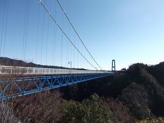 竜神大吊橋
袋田の滝から20km。広い無料駐車場がある。
徒歩専用の橋で通行料は300円。歩行者専用では本州一の375mで、対岸まで行って戻ってくる人が多い。
山間にブルーの建造物はコントラストが良い。
眼下にはダムが見える。
通行時間目安は20分。