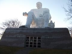 大串貝塚ふれあい公園のダイダラボウ
六地蔵寺から5km。駐車場有り。
縄文くらしの四季館で縄文人の四季ごとの暮らしを学べたり、縄文･弥生･古文時代の家を見学できる。
しかし最も有名なのは伝説の巨人「ダイダラボウ」像である。巨人の下の建物は資料館になっている。
公園の見学目安は30分。