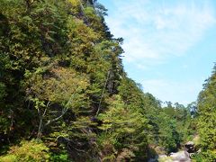 覚円峰のビューポイントに来ました。

そそり立つ真っ白い岩峰は迫力満点！　高さは180ｍあるそうです。

もうちょっと紅葉してくれていたらよかったけど、青空をバックにした覚円峰はいい眺めです。