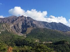 湯之平展望所からの桜島。
停車するたびにみんなで下車して観光するのを繰り返していると、同じバスに乗っている人たちに対して連帯感というか仲間意識を感じるのがおもしろい。