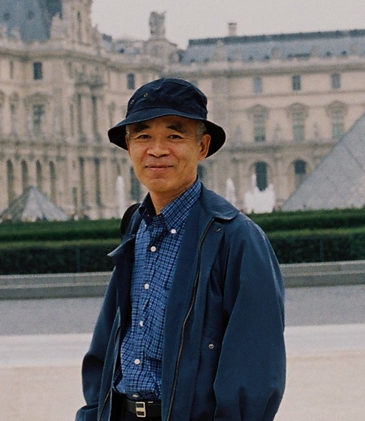 ブログ作者自己紹介<br /><br />元本田技術研究所のトランスミッション設計技術者で写真歴50年以上の写真愛好家です。<br />HP「旅行写真展示室」http://www7b.biglobe.ne.jp/~yamada423/<br /> 、 4Travelの旅行ブログhttp://4travel.jp/traveler/810766/<br />を2010年に始めました。 <br />ヨーロッパの風景・街並や所沢周辺・都内の季節の移ろいを掲載。<br />出身は川越で現在は所沢在住です。<br />写真は2002年ルーブル美術館が見えるカルーゼル広場にて。<br /><br />パリには1965年に学生工業視察団http://4travel.jp/travelogue/10753546<br />で長期滞在して以来出張や観光で何度となく訪れていますが、日本に比べて都市景観の変化の少なさを強く感じます。<br />またインターネット時代の影響か、英語の通じやすさは東京の10倍以上と思います。<br />地方都市では事情が異なるようです。<br />パリで英語が通じないと感じるのは、その人の英語力がパリッ子に比べて弱いのではないかと推測します。<br />北欧やドイツ語圏の主要都市でも、旅行者にとって英語だけで困ることはないことを体験してきました。<br /><br />Twitter yamada423<br />facebook 山田洋二