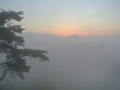 朝６時、国見ヶ丘に雲海を見に行きます
が、残念ながら、ちゃんとした雲海は見れませんでした。
朝日鑑賞会です