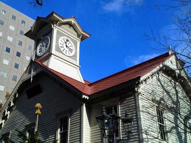 今日も札幌は<br />異常に温かです。<br />地球温暖化？<br /><br />十数年ぶりに<br />時計台の前を<br />通りました。<br /><br />とりあえず<br />携帯で画像ゲット。<br /><br />札幌に住んでいた時<br />ここは通勤路。<br />自転車で毎日、<br />通っていました。<br /><br />離れてしまうと<br />なつかしさを感じます。