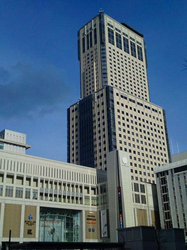 これはＪＲ北海道の<br />札幌駅前のタワービル。<br /><br />こういうものを<br />つくるお金があるのなら<br />もっと別の使い途が<br />あったのではないか〜<br />と考えるのは<br />私だけでしょうか？<br /><br />やはり<br />安心して利用できる<br />鉄道会社であってほしいです。