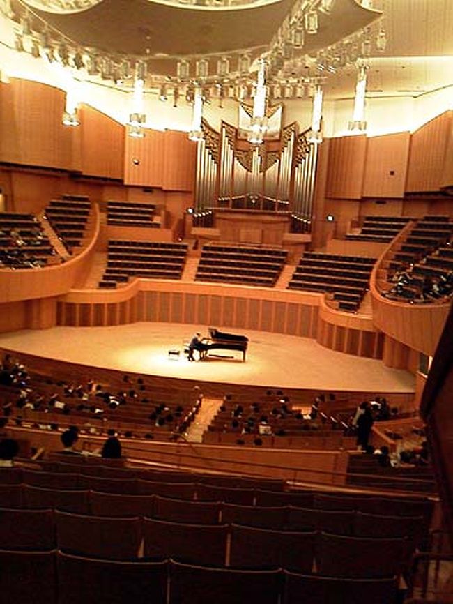 水曜の夜、札幌の音楽の友Ｏ氏と<br />札幌コンサートホールkitaraで<br />ミーシャ・マイスキーのチェロ・リサイタルを聴きました。<br /><br />演目は以下の通り<br />バッハの無伴奏♯３<br />シューマンop102、<br />アルペジオーネ・ソナタ、<br />ドビュッシーのチェロソナタ<br />アンコールは鳥の歌など５曲<br /><br />彼の生演奏を聴くのは25年ぶりぐらい。<br />急遽、決まった出張先で<br />彼のリサイタルへ行けるとは<br />思いませんでした。<br />幸運でした。<br /><br />昔は繊細で<br />厳しい音楽づくりを<br />していた印象でしたが<br />昨夜はたっぷりとした音を<br />豊かに出していて<br />円熟してきた感が<br />ありました。<br /><br />特にシューベルトの<br />アルペジオーネ・ソナタの<br />第二楽章はアダージョは<br />よく歌ってくれていて<br />よかったです。<br /><br />ただ全般的に<br />音程の揺れが<br />気になりました。