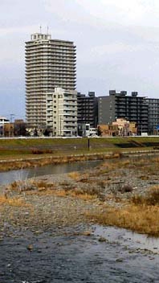 札幌中心街から<br />タクシーに乗って<br />菊水方面に向かう途中、<br />豊平川を渡ります。<br /><br />川の向こうには<br />私が住んでいた<br />北１東１０の<br />タワーマンションが見えてきました。<br /><br />札幌のタワーマンションとしては<br />走りの頃のもの。<br />96〜98年まで住みました。<br /><br />車をとめてもらって<br />橋の上から<br />記念の画像をゲット。<br /><br />私の部屋は24階。<br />景色はよかったけど<br />３日で飽きちゃった。<br /><br />遊びにくる方々は<br />喜んでくれました。<br />よくホームパーティーを<br />開いたものです。<br /><br />今は地元で地味に<br />築４０年の木造平屋に<br />住んでいます(笑)<br />