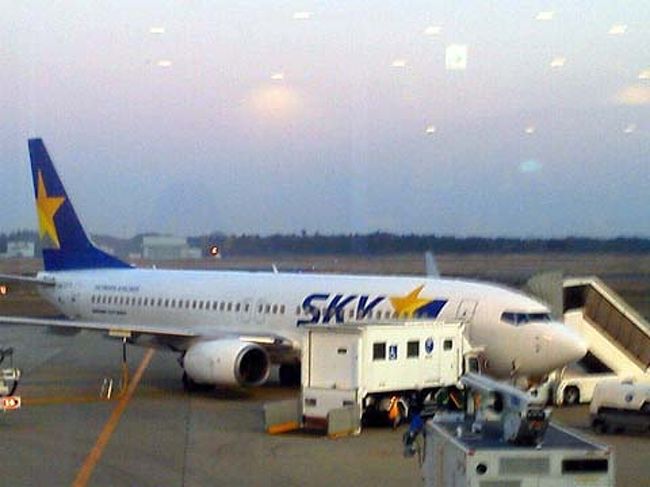 地元にできた茨城空港ですがはじめて利用します。<br />羽田まで行かなくて済むので楽でイイですね。<br />自衛隊のかっこいい戦闘機がブンブン飛んでいるので<br />見ているだけでも全然飽きません。<br />さて、今からスカイマーク７９５便で新千歳空港へ飛びます。<br />