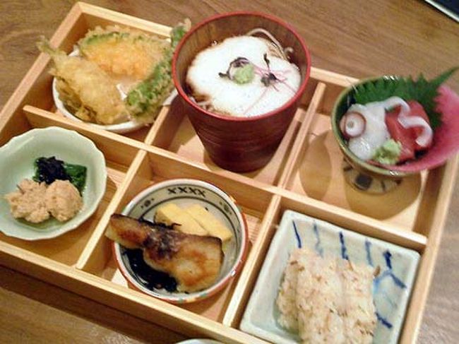 元同僚のＭ氏と極秘会談（？）をした時、<br />ご馳走になった蕎麦ご膳ランチ。<br />関西風の味付けの割烹風のお店でした。<br />昔、北海道拓殖銀行があった場所にできたビルにあります。<br />Ｍ氏と私、サッカーについて激論を交わしている時、<br />カウンター越しの板前さんはクスクスと笑っていました。 