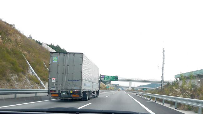 浜松SAの手前．なにしろ新東名は高いところを走り景色がほとんど見えない殺風景な道路だ