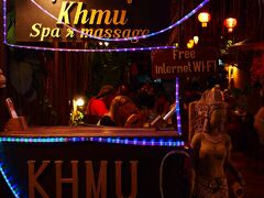 “Khmu Restaurant”
猫の親子が店内を追いかけっこする、にぎやかな店で夜ゴハンを。