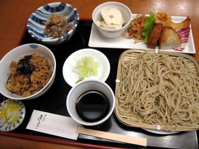 私が住む茨城は<br />「常陸秋そば」でおなじみの蕎麦処ですが、<br />北海道も新得や幌加内などで収穫する<br />美味しいそば粉で有名です。<br />北海道もそばのレベルは高いと思います。<br /><br />先週の３泊４日の札幌出張でも<br />蕎麦好きの私は蕎麦を２回、食べました。<br /><br />到着した日の夕食は、<br />狸小路にあるＭで蕎麦定食。<br />幌加内産の蕎麦が美味。<br />ひじきご飯や副菜もあいかわらず家庭的です。<br />私が勤務していたころ、<br />同僚とよくここで夜食を食べにいきました。<br />１５年ぶりに食べたＭの蕎麦、なつかしい。<br />静かにジャズが流れていて<br />なにもかも、昔のままです。