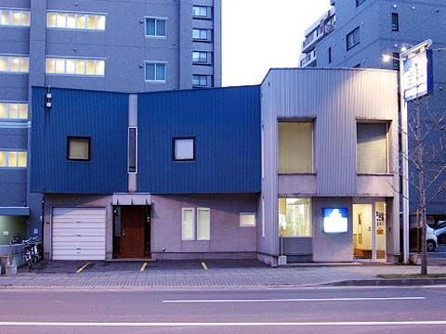 だいぶ前ですが、<br />岡本太郎画伯がウィスキーの景品でグラスをデザインしました。<br />グラスの底には、「太陽の塔」似の顔がえがかれていて、<br />ＣＭの画伯の決め文句は、<br />「グラスの底に顔があってもイイじゃないか！」でした。<br /><br />そこで私、<br />「建築に顔があってもイイじゃないか！」<br />というアルバムをつくりました。<br />業務上、街を歩きながら<br />建築の表情やたたずまいを興味深くみていますが、<br />一方で、顔に見える建築を採集していています。<br />美しいかどうかは別にして、笑えます！<br /><br />先週、札幌出張中に見かけたのは<br />１棟なのに２つの顔を持つ建築。<br />顔に見えるポイントは、<br />開口部が左右にあって<br />「対」になっていることでしょうか。<br /><br />左は、仮面ライダー<br />右は、覆面レスラー<br />に見えませんか？<br /><br />夕方で廻りは暗かったのですが、<br />デジカメをがっちりとホールドして撮りました。